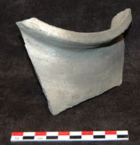 Randfragment van een kogelpot met besenstrich versiering en met gedraaide rand (12e-13e eeuw)